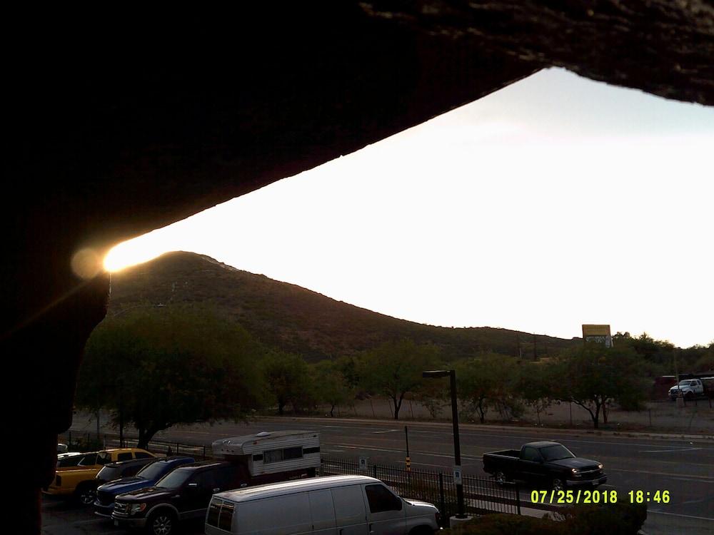 Отель Super 8 By Wyndham Tucson Downtown Convention Center Экстерьер фото